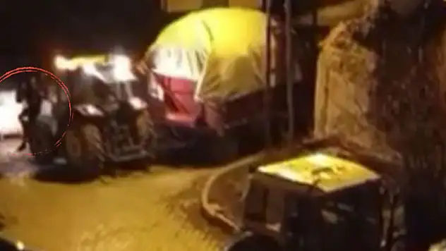 Konya'da devrilen pancar yüklü traktörün sürücüsü son anda atlayarak kurtuldu