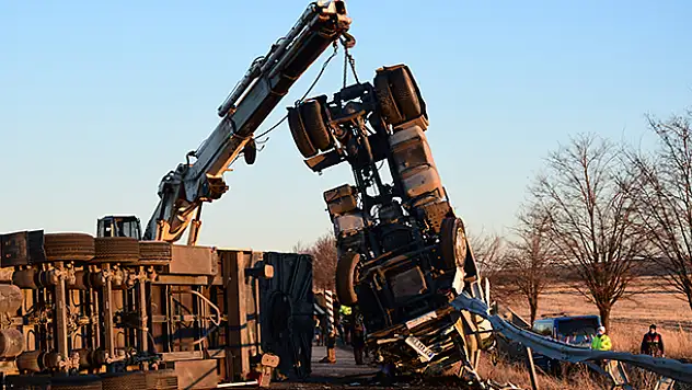 Konya'da devrilen tır ulaşımı aksattı