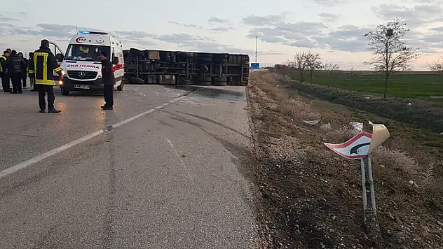 Konya'da devrilen tırdaki 2 kişi yaralandı
