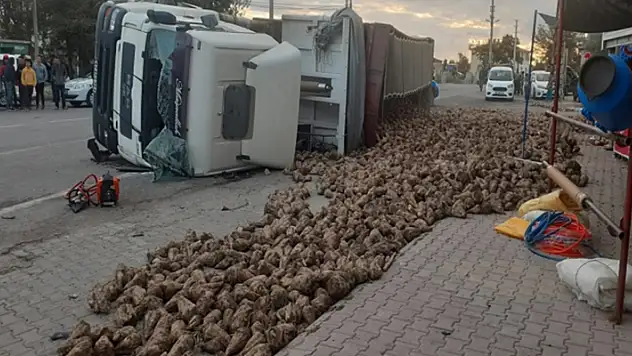 Konya'da devrilen tırın sürücüsü hayatını kaybetti