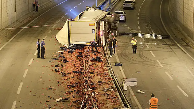 Konya'da devrilen tırın sürücüsü hayatını kaybetti
