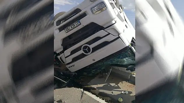 Konya'da devrilen tırın sürücüsü hayatını kaybetti