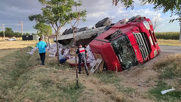 Konya'da devrilen tırın sürücüsü öldü
