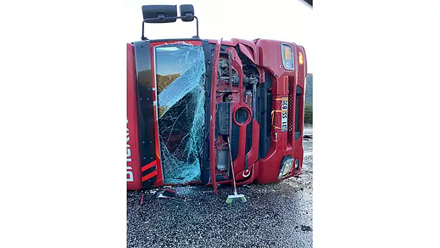 Konya'da devrilen tırın sürücüsü yaralandı
