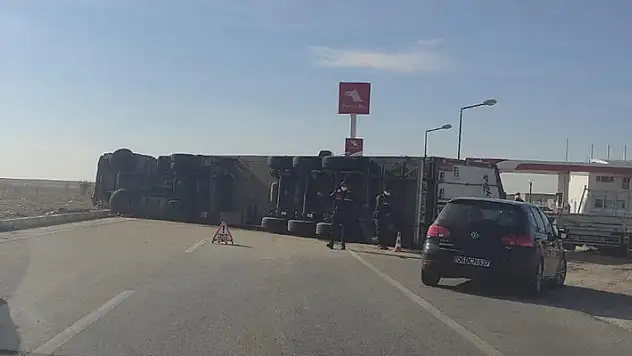 Konya'da devrilen tırın sürücüsü yaralandı