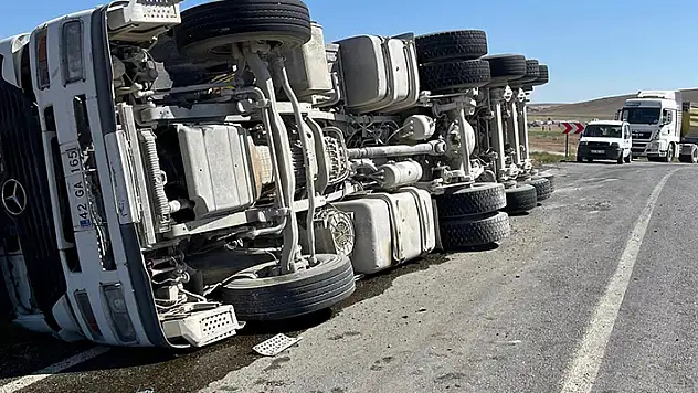 Konya'da devrilen tırın sürücüsü yaralandı
