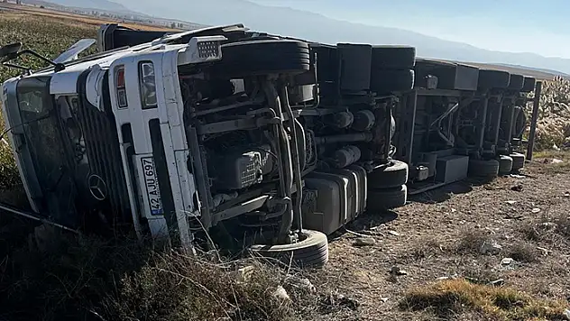 Konya'da devrilen tırın sürücüsü yaralandı
