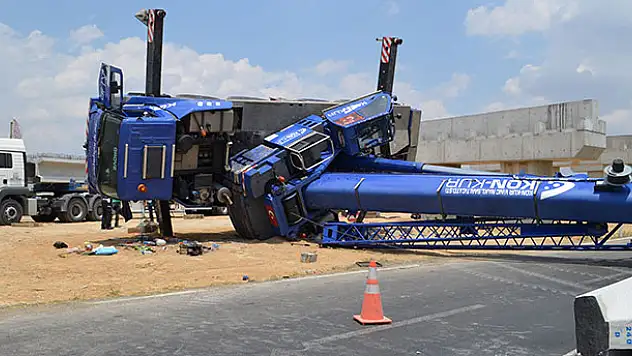 Konya'da devrilen vincin operatörü yaralandı