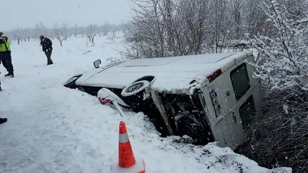 Konya'da devrilen yolcu minibüsündeki 12 kişi yaralandı

