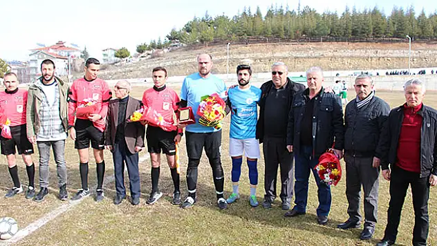 Konya'da dili boğazına kaçan futbolcuyu kurtaran kaleciye, teşekkür plaketi