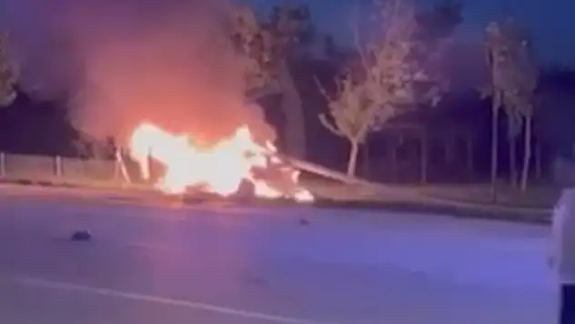 Konya'da direğe çarpan otomobil alev aldı: 1 ölü, 1 yaralı
