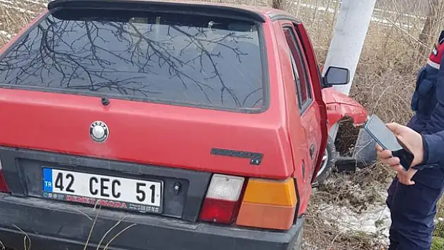Konya'da direğe çarpan otomobilin sürücüsü yaralandı