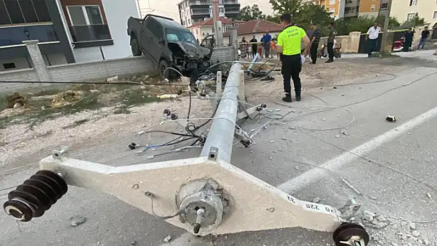 Konya'da direğe çarpan pikap bahçe duvarında asılı kaldı, sürücü yaralandı
