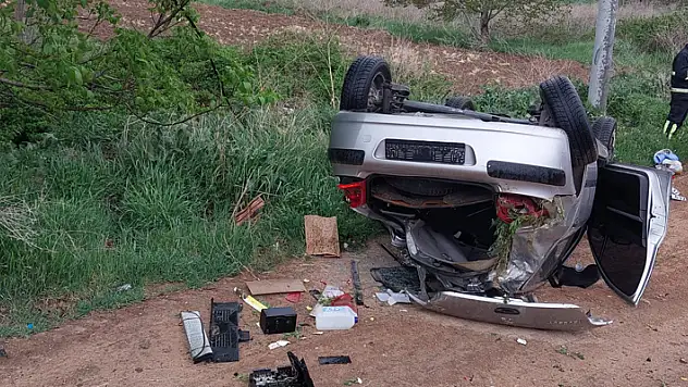 Konya'da direğe çarpıp devrilen otomobildeki 2 kişi yaralandı
