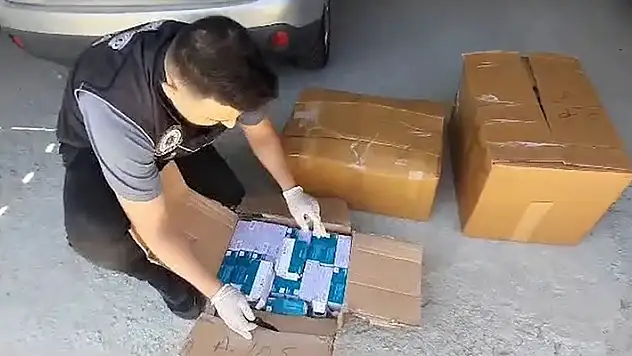 Konya'da direksiyon altına gizlenmiş 500 gram bonzai ele geçirildi
