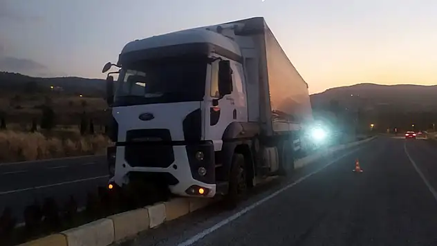 Konya'da direksiyon başında rahatsızlanan tır sürücüsü refüje çıktı
