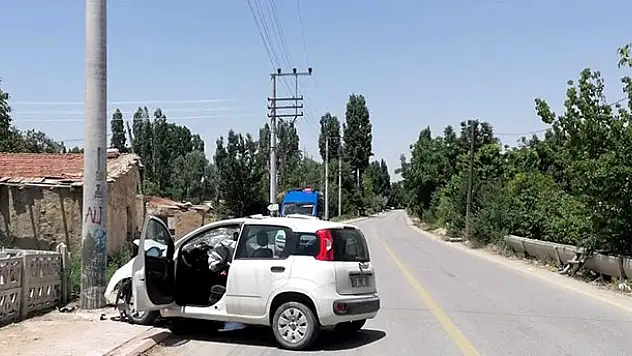 Konya'da direksiyon hakimiyetini kaybeden sürücü yol kenarındaki direğe çarptı