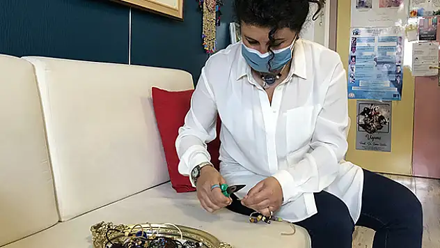 Konya'da diş hekimi profesör, yaptığı el emeği göz nuru takıları satarak öğrencilere burs sağlıyor