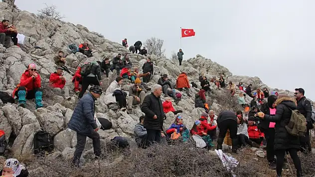 Konya'da doğa severler 'kar şenliğinde' dağda kar bulamadılar