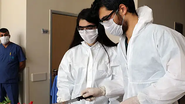 Konya'da doktor ve hemşire koronavirüsten ertelenen nişanlarını hastanede yaptı