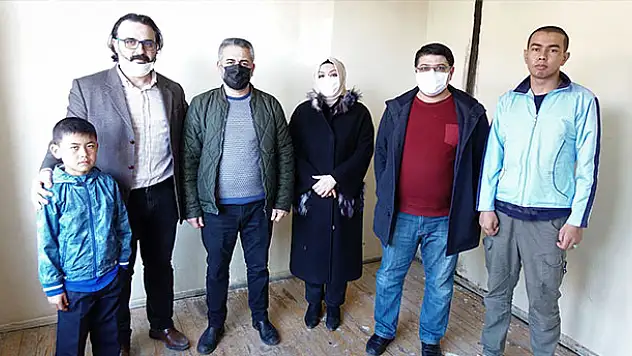 Konya'da dört arkadaş, ihtiyaç sahibi ailelerin yuvasına mutluluk taşıyor