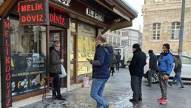 Konya'da döviz büroları önünde hareketlilik yaşanıyor
