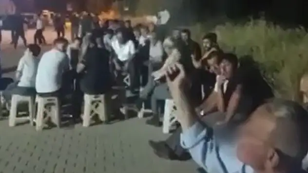 Konya'da düğündeki kalabalığa aldırmadan havaya ateş eden magandalar kameraya yansıdı
