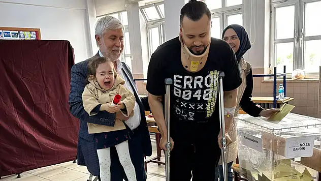 Konya'da  dün kazada yaralanan doktor, bugün koltuk değnekleriyle oyunu kullandı


