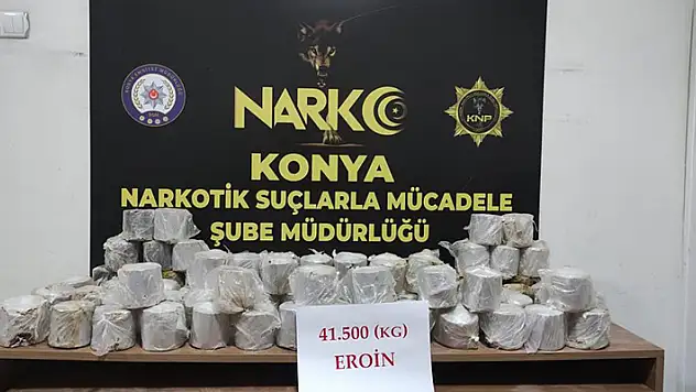Konya'da dur ihtarına uymayan araçtan atılan çantalarda 41.5 kilo eroin çıktı
