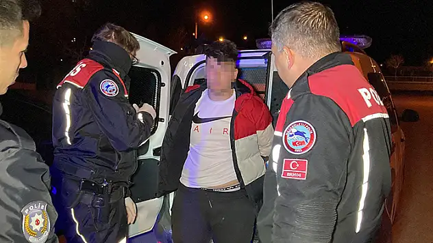 Konya'da 'Dur' ihtarına uymayan ehliyetsiz sürücü polis aracına çarptı, para cezası aldı

