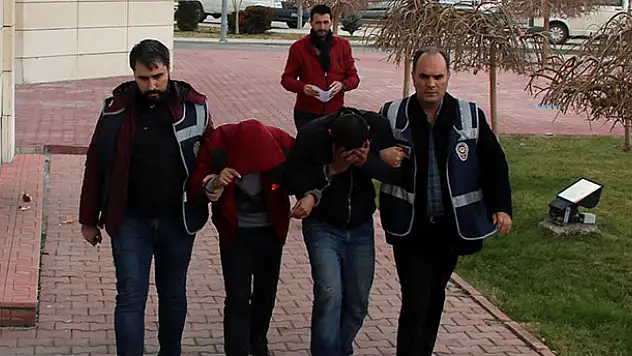 Konya'da durakta yolcu gibi bekleyen polisler zanlıları suçüstü yakaladı