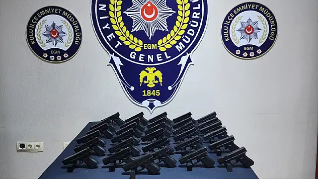 Konya'da durdurulan araçta ruhsatsız tabancalarla yakalanan 2 kişi gözaltına alındı
