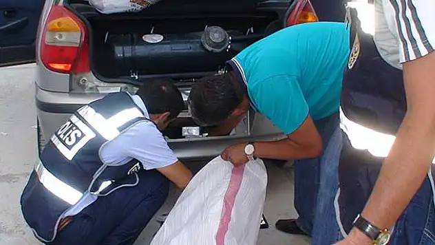 Konya'da Durdurulan Otomobil Kaçak Sigara Deposu Çıktı