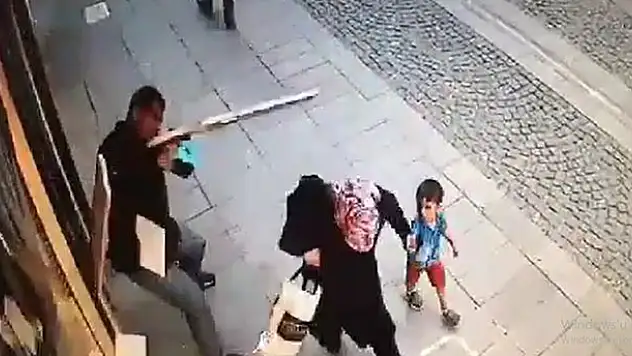 Konya'da düşen mermer blokunun altında kalmaktan son anda kurtuldular