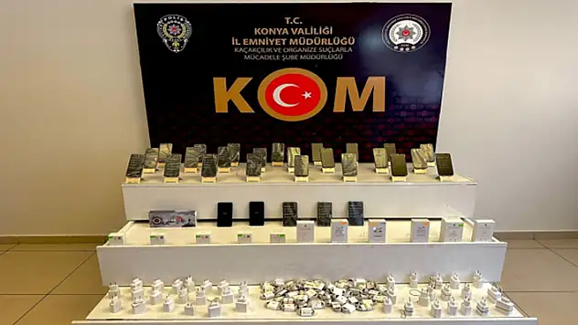 Konya'da duvar görünümü verilen ahşap bölmede 29 kaçak cep telefonu ele geçirildi
