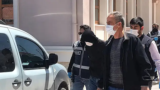Konya'da duvar kırarak kuyumcu dükkanını soyan iki şüpheli çaldıkları eşyalarla birlikte yakalandı