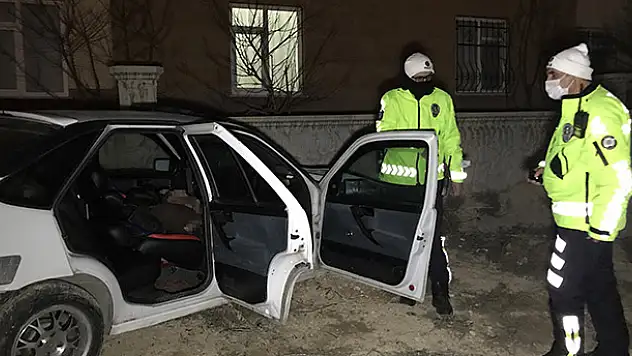 Konya'da duvara çarpan otomobilin sürücüsü hayatını kaybetti