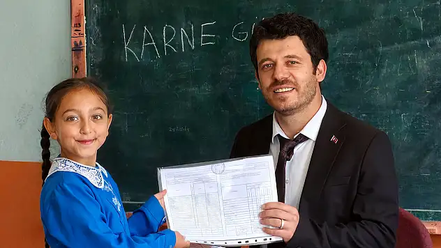 Konya'da duygulandıran tablo: Okulun tek öğrencisi karnesini aldı!