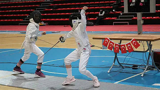 Konya'da düzenlenen eskrim 10-12-14 Yaş Altı Epe Açık Turnuvası sona erdi