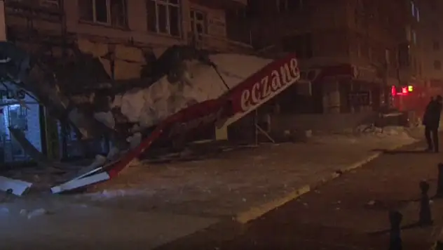 Konya'da eczanenin tentesi kar birikintisine dayanamayıp çöktü