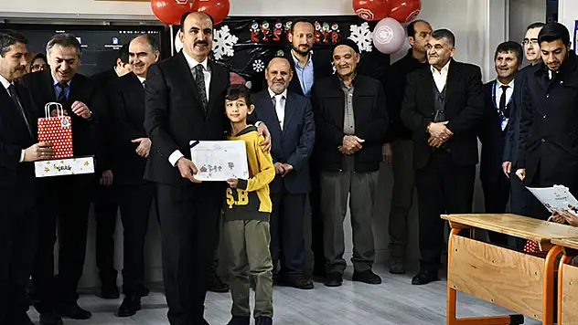 Konya'da eğitim gören öğrenciler karnelerini alarak yarıyıl tatiline girdi
