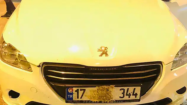 Konya'da ehliyetsiz sürücü, çamurla aracın plakasını kapatıp seyahat ederken yakalandı