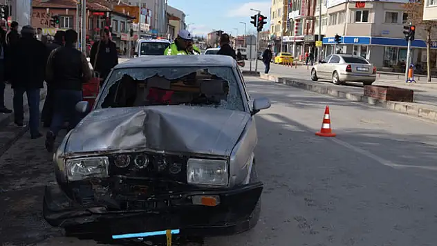 Konya'da ehliyetsiz sürücü 'drift' yaparken park halindeki minibüse çarptı: 2 yaralı