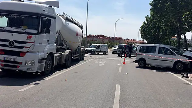 Konya'da ehliyetsiz sürücü park halindeki tıra çarptı