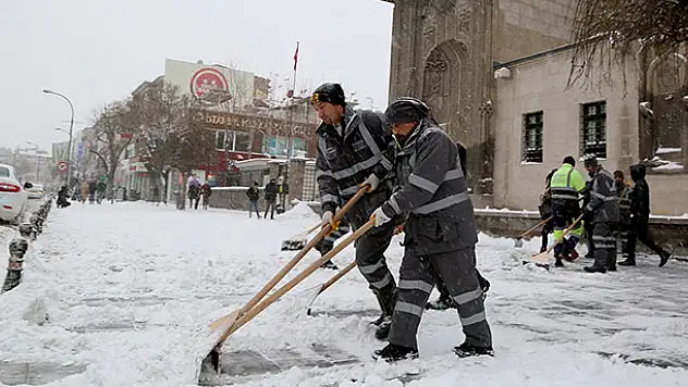 Konya'da ekipler 31 ilçede 24 saat kar mesaisinde
