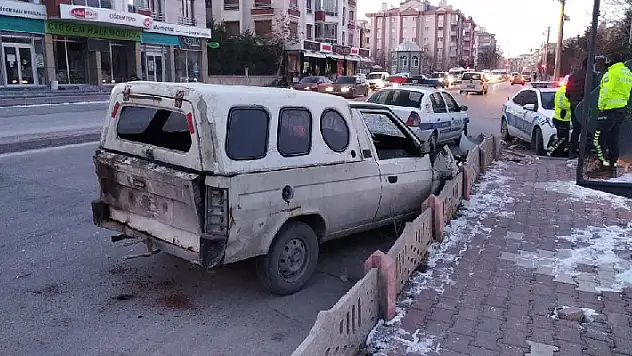 Konya'da ekiplerden kaçan hırsızlık şüphelileri polis aracına çarpınca yakalandı