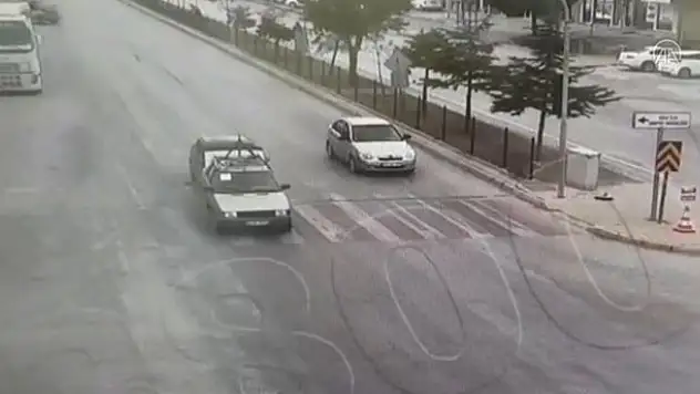 Konya'da el freni çekilmeyen otomobil başka araçlara çarparak durabildi