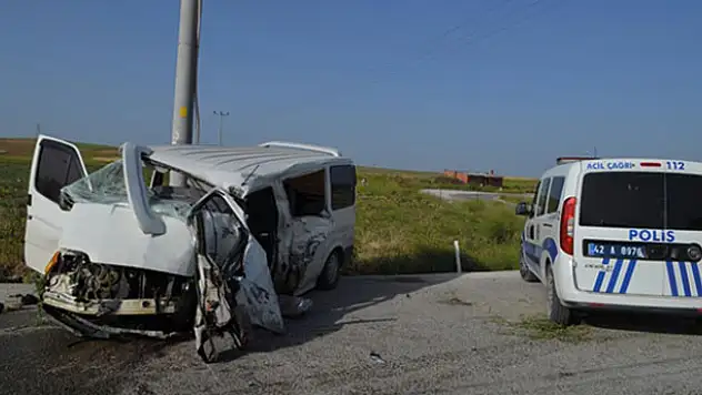 Konya'da  elektrik direğine çarpan minibüsteki 4 kişi yaralandı! Yaralılardan biri hastanede hayatını kaybetti