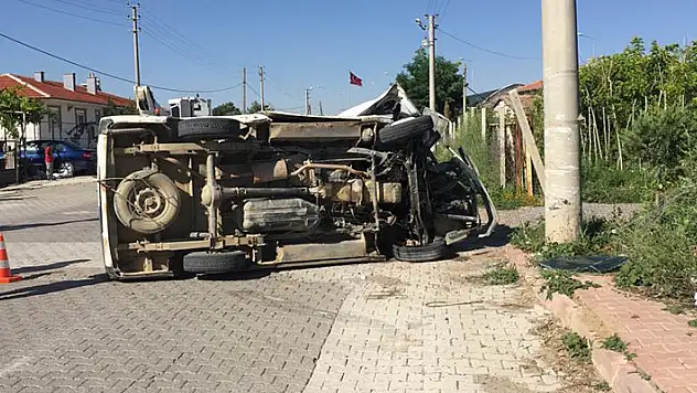 Konya'da elektrik direğine çarpan minibüs devrildi: 3 yaralı
