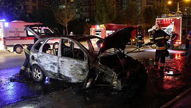 Konya'da elektrik direğine çarpan otomobil alev topuna döndü
